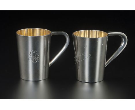2 tasses similaires en argent lisse	 Moscou début XXe s.	 dont 1 ciselée AD et l'autre 'Andrei'	 anses angulaires	 kokoshnik 