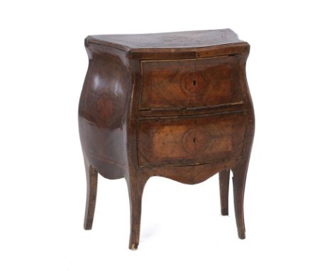 Commode d'entre-deux	 Italie	 XVIIIe s.	 en placage de bois de rose et bois de violette à façade galbée ouvrant par deux tiro