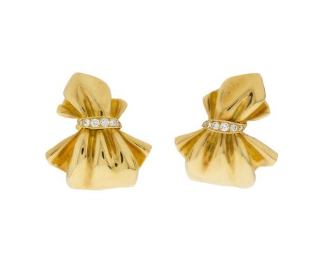 Van Cleef &amp	 Arpels	 paire de clips d'oreilles en or 750 sertie d'une ligne de diamants	 signée et numérotée B3290A23	 25g