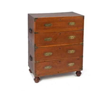 Commode de marine	 2e moitié du XIXe s.	 en acajou massif à deux corps et à quatre rangées de tiroirs	 deux dans chaque parti