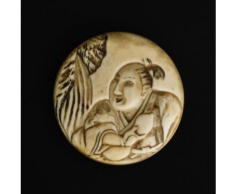 Netsuke manju en ivoire	 Japon	 époque Edo ou Meiji	&nbsp	décor en relief de personnage tenant une gourde	 signature	 inscrip