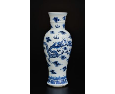 Vase balustre en porcelaine, décor de dragons peint en bleu sous couverte, Chine, époque Guangxu (1875-1908), marque apocryph