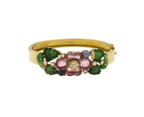 Bracelet bangle en or 750 à décor floral et végétal serti de tourmalines roses	 jade et saphirs cabochon	 circ. 16 cm	 29g
