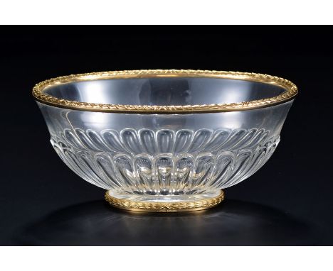 Coupe ovale en verre taillé avec monture en or ciselé d'une guirlande dans le style russe	 poinçon apocryphe de Fabergé	 h. 7