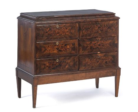 Commode	 Angleterre	 fin XVIIIe s - début XIXe s.	 en placage de loupe de noyer ouvrant par six tiroirs à façade bordée de fi