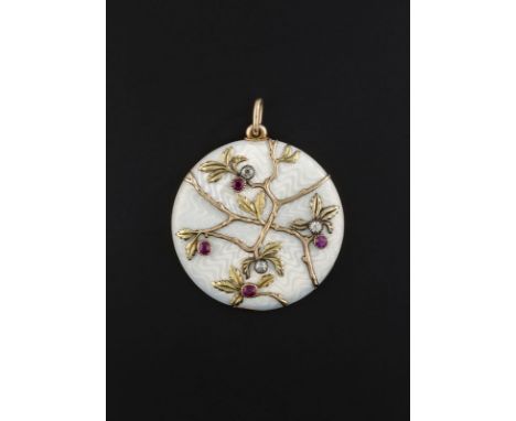 Pendentif médaillon en or	 émail	 diamants et rubis	 Karl Fabergé	 1899-1908	&nbsp	de forme ronde à décor guilloché à motif d