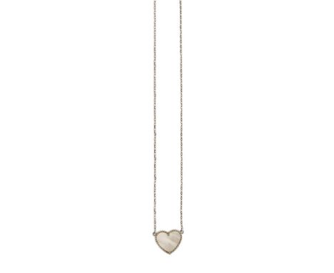 Van Cleef &amp	 Arpels	 Sweet Alhambra	 collier en or 750 retenant un pendentif coeur serti de nacre sur sa chaîne à maille f