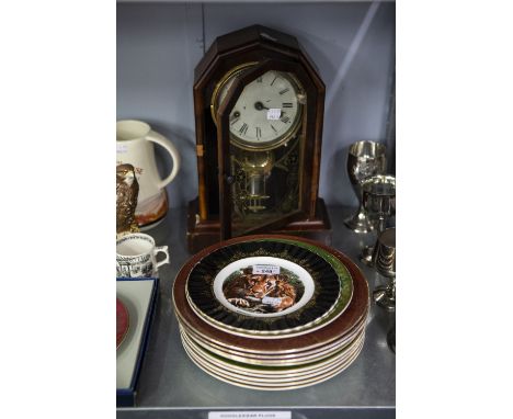 A MODERN MANTLE CLOCK, THE ARCITECTURAL CASE ENCLOSING CREAM DIAL WITH BLACK ROMAN NUMERALS, AND ELEVEN WALL PLATES