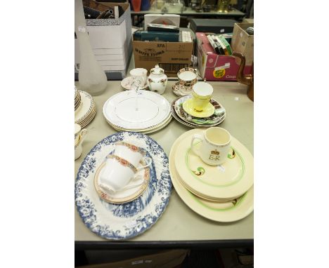 MISC POTTERY AND CHINA VARIOUS INCLUDES; ROYAL ALBERT 'OLD COUNTRY ROSES' OCTAGONAL FORM CADDY AND COVER, MINTON'S EDWARD VII