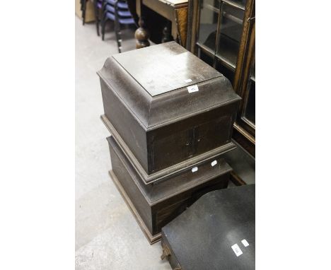 HMV CIRCA 1920's OAK CASED SPRING DRIVEN TABLE TOP GRAMOPHONE WITH PAIR OF SMALL DOORS ENCLOSING SPEAKER APERTURE AND THE MAT