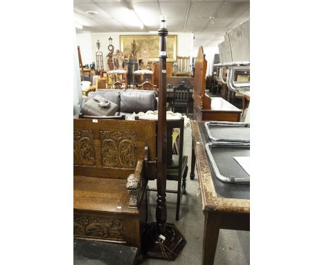 20th CENTURY OAK STANDARD LAMP, GRADUATED SUPPORT ON SPREAD BASE