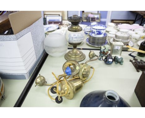 A HATCHET AND GIMLETS REPRODUCTION HARDWARE STORE ADVERTISING OIL LAMP AND A REPRODUCTION BRASS LIGHT FITTING (RECTACTABLE) 