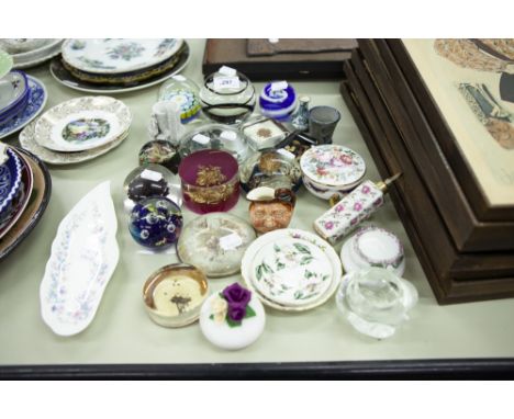 A COLLECTION OF GLASS PAPERWEIGHTS, SOME WITH COLOURED  CANES, OTHERS DRIED FLOWERS, A ROYAL DOULTON MINIATURE TOBY JUG, TRIN