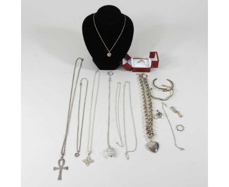 A collection of jewellery, to include a diamond ring, heart shaped pendant and silver