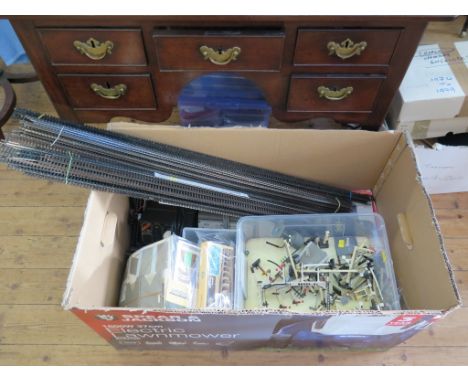 Hornby Railways: accessories including R.8012 Hammant &amp; Morgan 2000 Power Controller, 900 Controller, spare wheels, track