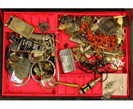 An Oriental lacquer and mother of pearl jewellery box and contents.