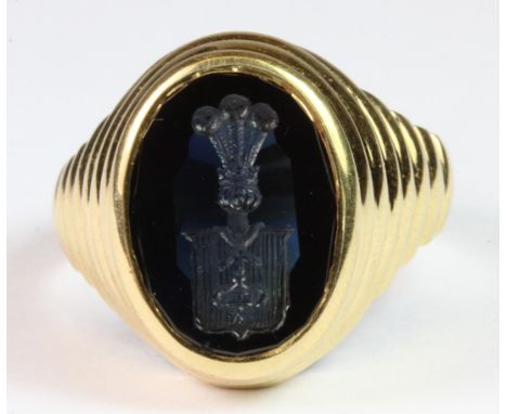 A heavy gentleman's 18ct yellow gold signet ring set with a carved sapphire (R.5).