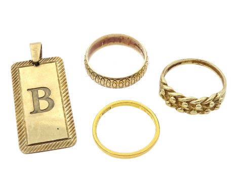 22ct gold wedding ring, London 1941, two 9ct gold rings and a gold 'B' pendant, all hallmarked (4)