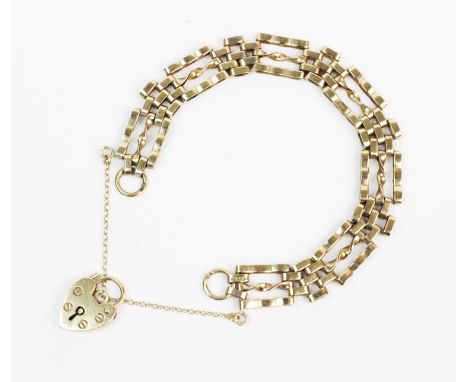 A 9ct gold gate-link bracelet, length approx. 19cm, suspending a 9ct gold heart-shaped padlock fastener, gross weight 13.9gms