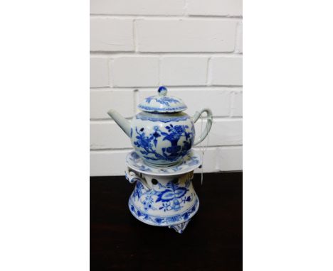 A Chinese blue and white teapot together with a later blue and white stand, (2) 