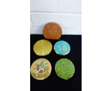 A collection of five vintage powder compacts to include Stratton and Vanity Fair, etc  (5) 