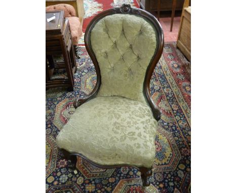 A VICTORIAN WALNUT SPOONBACK CHAIR, the top rail with carved cartouche and leaf decoration, button upholstered back and sprun