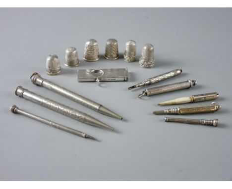 A QUANTITY OF LADY'S & GENT'S SMALL SILVER AND WHITE METALWARE to include Charles Horner, Chester silver thimbles, a cigar cu