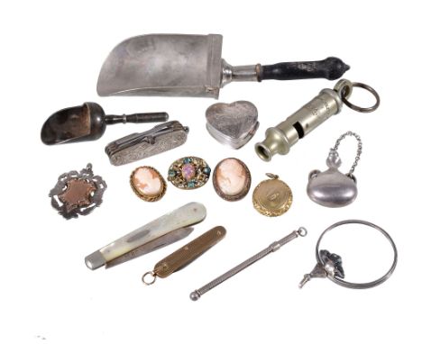 Ω A collection of objects, including: a 9 carat gold mounted penknife, Birmingham 1966, engine turned; a late Victorian silve