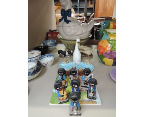 A selection of decorative ceramics including Robertson Golly band, Wade trinkets etc