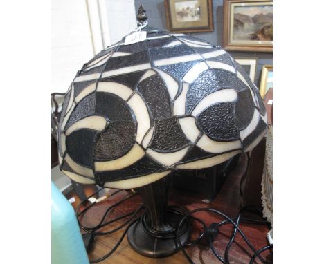 Modern Tiffany style table lamp with mushroom shade. (B.P. 24% incl. VAT) 