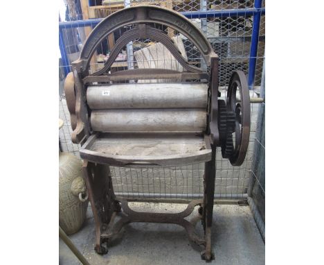 R and E Potter Thame vintage cast iron mangle.(B.P. 24% incl. VAT)