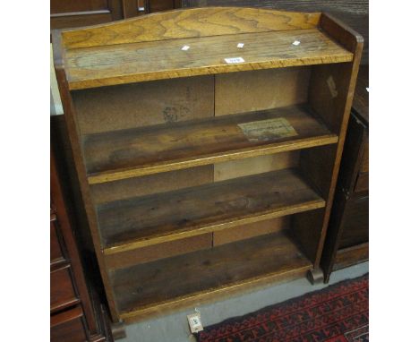 Small oak bedside table with sectional top. Together with an oak open fronted four shelf bookcase. (2)(B.P. 24% incl. VAT) 