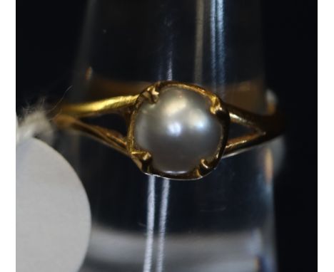 Yellow metal and pearl ring(B.P. 24% incl. VAT)