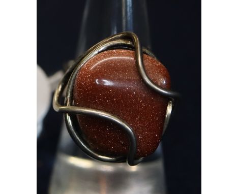 white metal modernist style ring set with a gold stone (B.P. 24% incl. VAT)