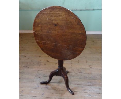 A Victorian mahogany circular tilt-top occasional table on tripod supports (65cm diameter).