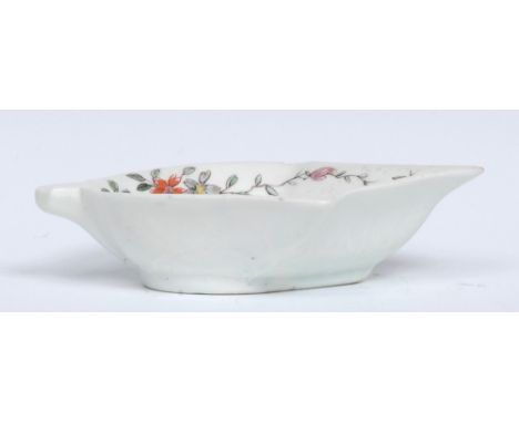 A Worcester ivy leaf pickle dish, short stalk handle,  enamelled in Chinese style outlined in black with formal flowerheads o