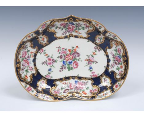 A Worcester heart shaped dessert dish, painted to centre with a floral sprays,  the deep scale blue border with alternating f