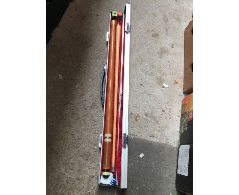 A vintage 3 parts Riley snooker cue in aluminium case. 