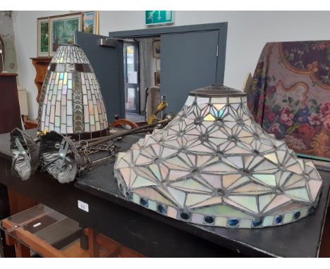 Two Tiffany style hanging light fittings, diameter 44cm and 24cm 