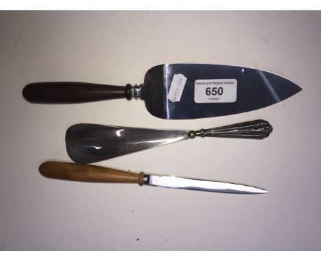 A Birmingham silver handled shoe horn (1915), a fruit wood handled letter opener, plus a teak handled cake slice. 