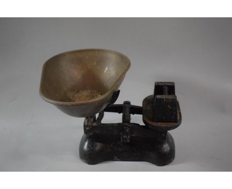 A Set of Vintage Vegetable Scales and a 7lb Weight 