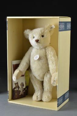 A Steiff Limited Edition Replica Teddy Bear 1921 White 40cm, 897 of 4000, in original box with certificate