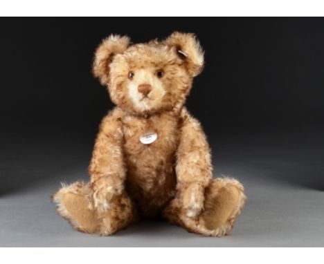 A Steiff Limited Edition Replica teddy bear 1926, brown tipped, 2852 of 5000, in original box with certificate, 2003