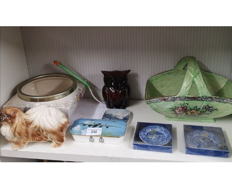 Shelf of collectables includes spode etc. 