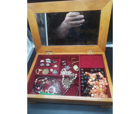 Beautiful inlaid musical  box contain jewellery includes Siamese silver ring etc. 