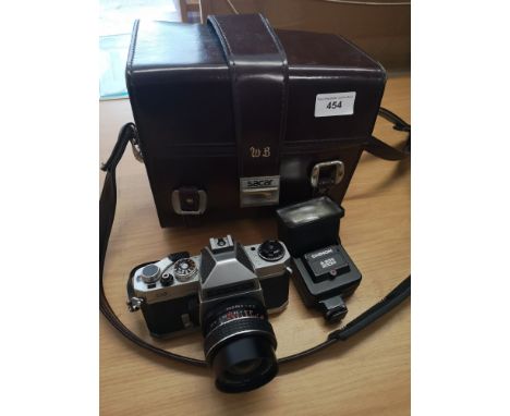 Vintage chinon camera with chinon flash together with quality Sacar camera case. 