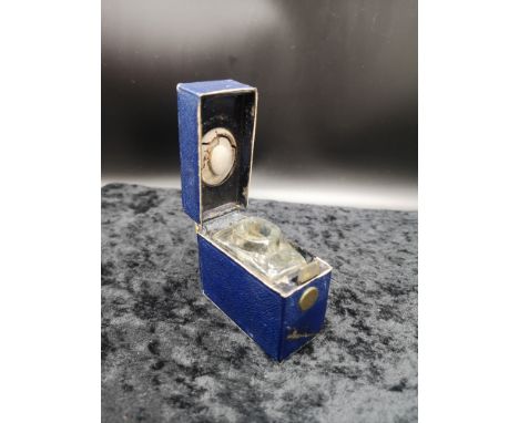 Antique travelling inkwell in blue leather. 