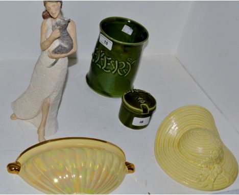 A Sadler's wall pocket,  daisy chain figure;   etc