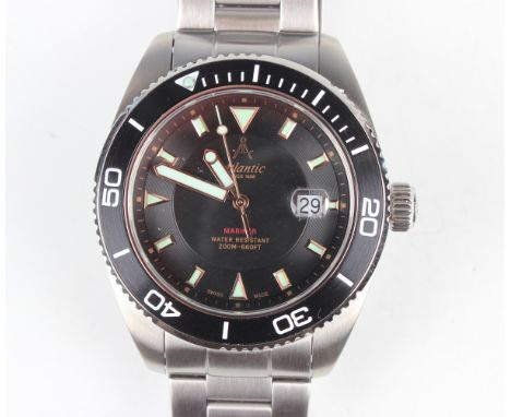An Atlantic Mariner 200m/660ft stainless steel cased gentleman's bracelet wristwatch with quartz movement, the signed black d