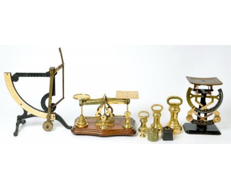 THREE LETTER SCALES, INCLUDING A BILATERAL EXAMPLE AND A VICTORIAN BRASS POSTAL BALANCE, ON OAK BASE, 27CM W, AND SEVERAL CON